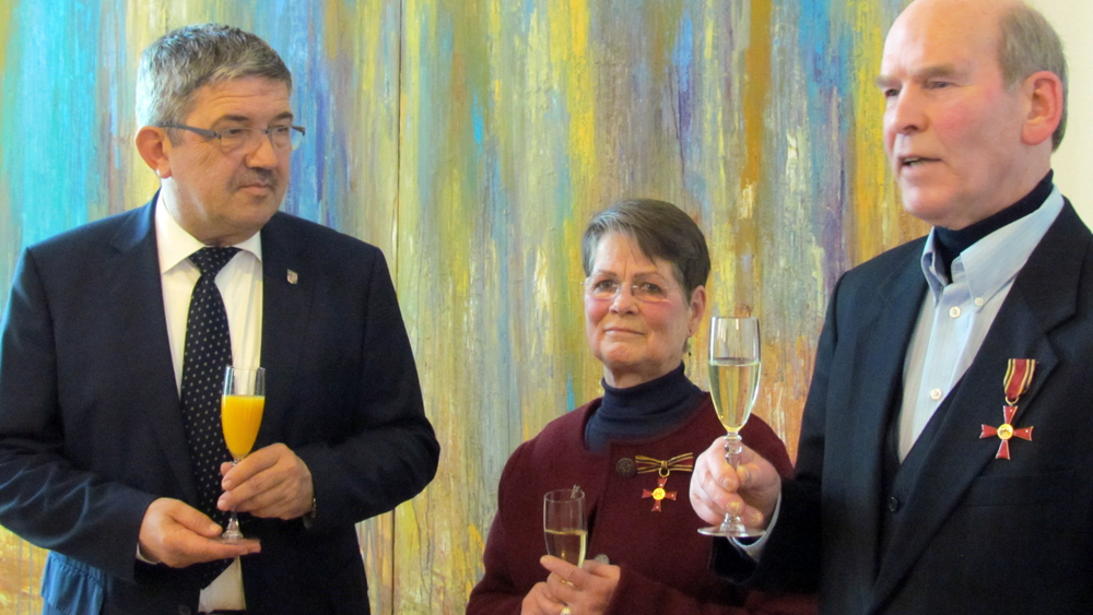 Bei der Übergabe des Bundesverdienstkreuzes (v.l.): der stellvertretende Ministerpräsident Lothar Caffier, Magdalene Anders und Joachim Anders