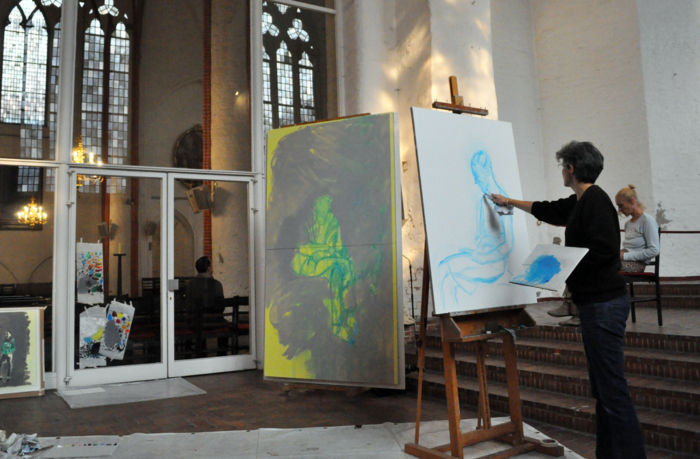 Die Künstlerin Caroline von Grone bei der Arbeit in St. Jacobi