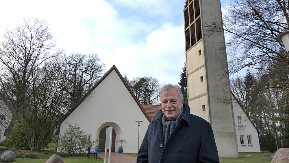 Pastor Wilfried Manneke vor der Friedenskirche in Unterlüß bei Celle