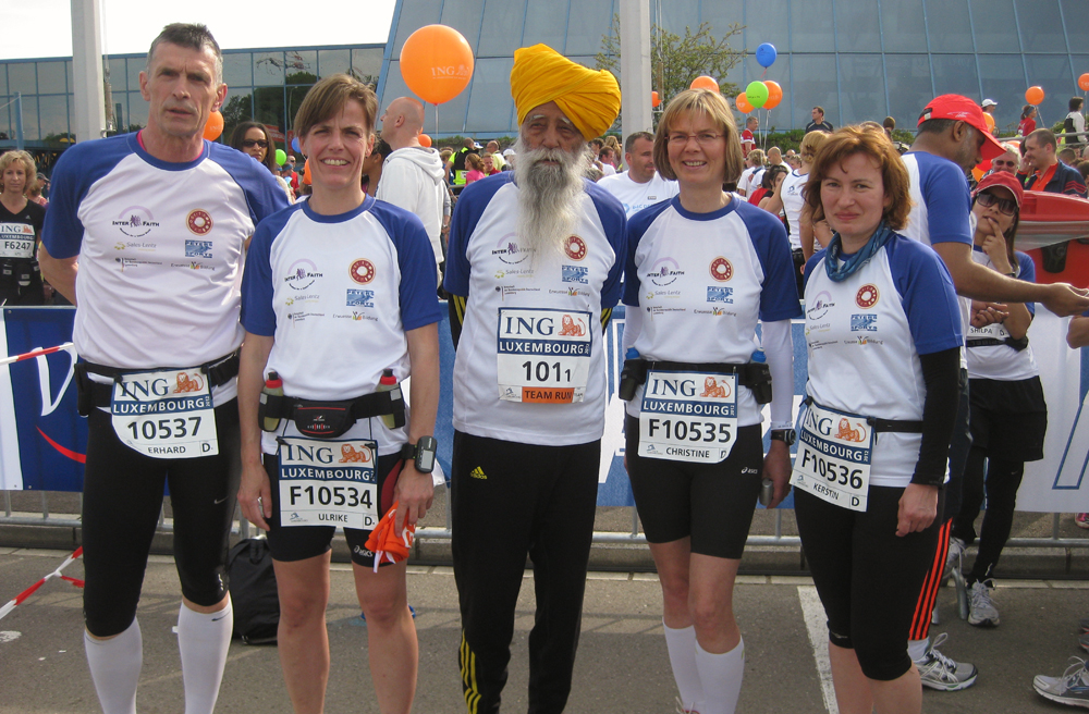 Pastor Erhard Graf (l.) mit seinen Mitstreitern – in der Mitte Lauflegende Fauja Singh
