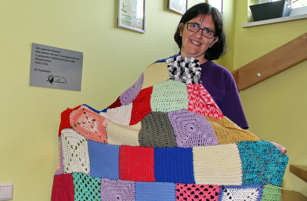 Sandra Korndorf präsentiert einen Teil des Märchenzelts