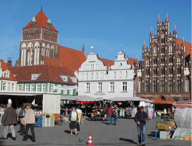 Die St. Marien-Kirche in Greifswald im Ensemble des Marktplatzes