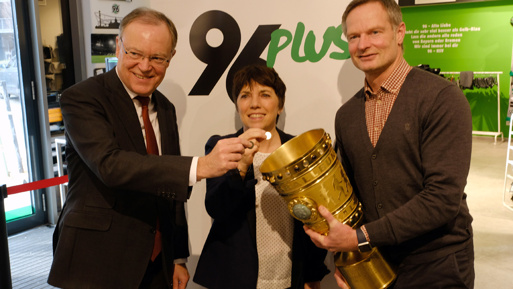 D-Mark für den Pokal (v.l.): Ministerpräsident Stephan Weil, Margot Kaessmann und det frühere 96-Torwart und Jörg Sievers