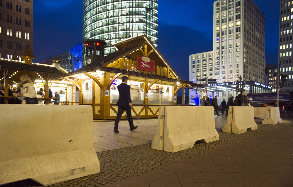 Ein Weihnachtsmarkt in Berlin, der im vergangenen Jahr mit Betonpollern gesichert wurde