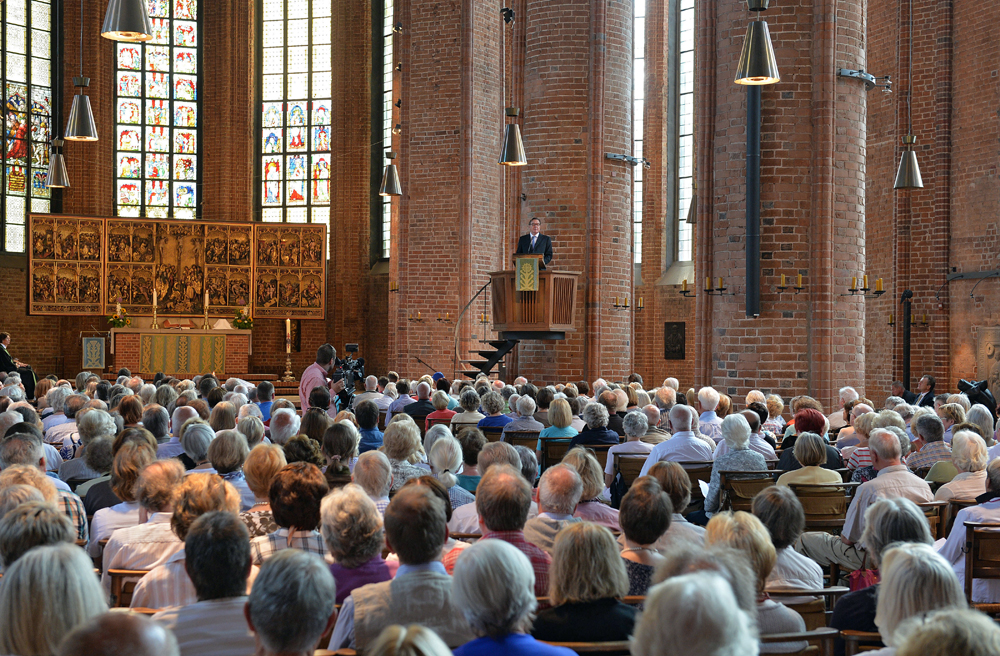 Blick in die voll besetzte Marktkirche von Hannover