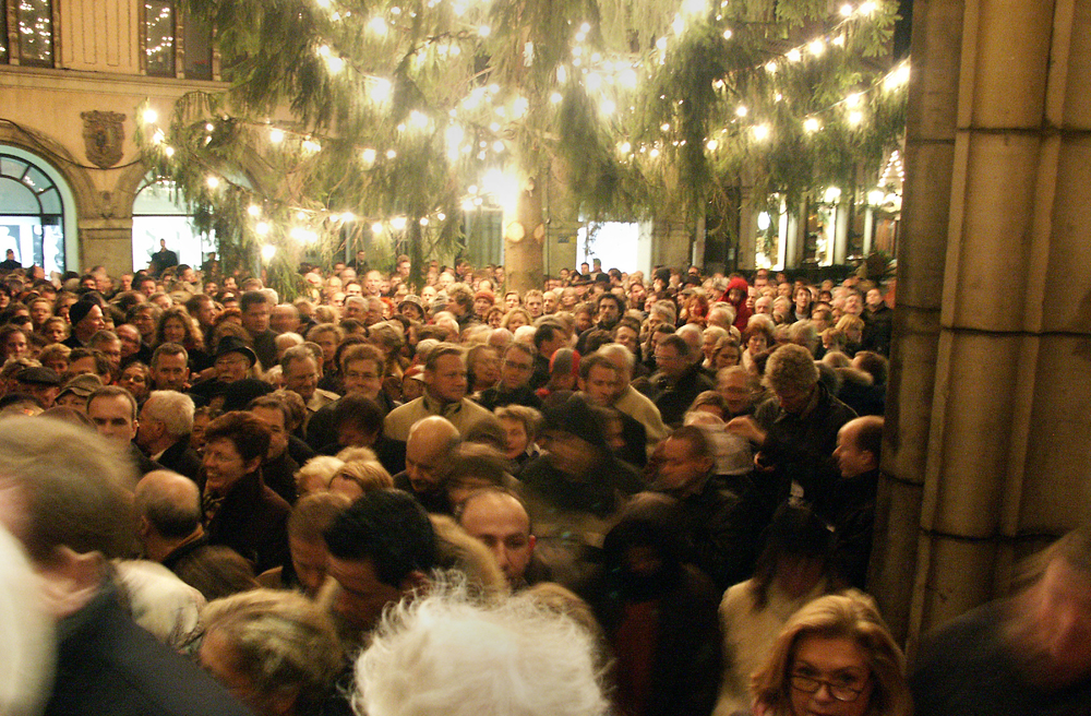Menschen drängeln am Heiligabend sich vor der Marktkirche in Hannover (Archivbild)