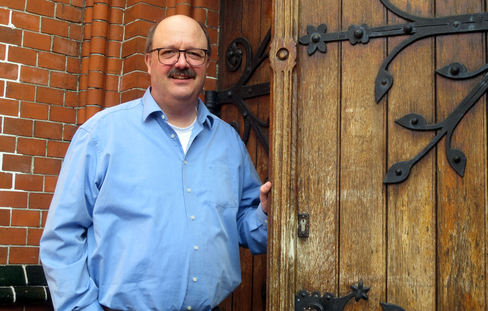 Michael Schulze vor der Lübecker St. Matthai-Kirche