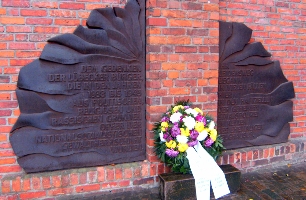 Denkmal am Zeughaus in Lübeck