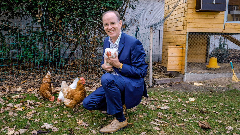 Landesbischof Ralf Meister mit seinen Hühnern im Garten der Bischofskanzlei