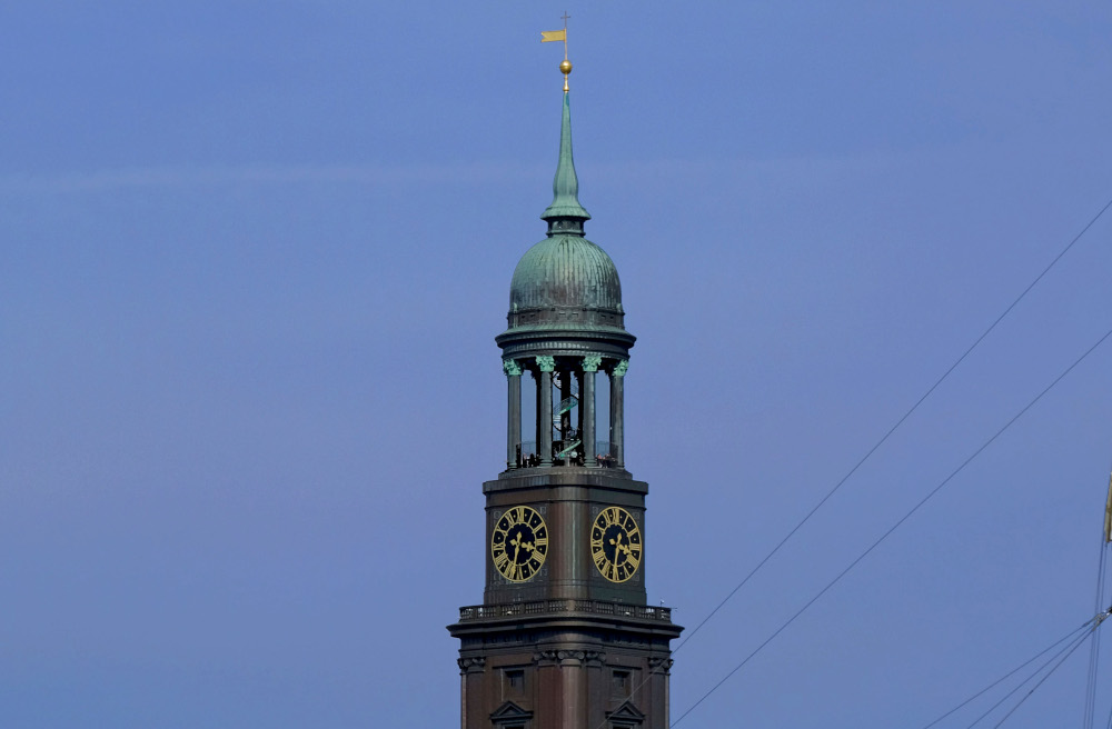Besucher kommen wieder rauf den Turm