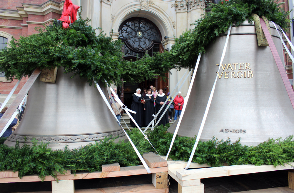 Im vergangenen September begrüßten die Michel-Pastoren die Glocken mit einer Andacht