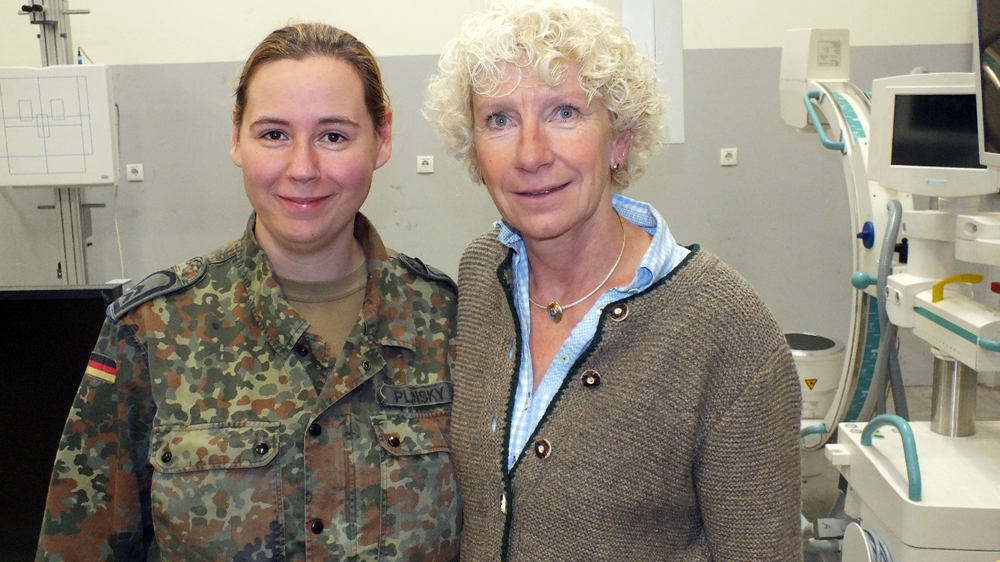 Stephanie Plinsky (li.) wurde von Ulrike Fendler konfirmiert