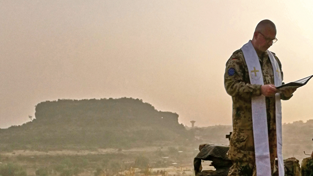Pastor Thomas Bretz-Rieck bei einer Weihnachtsandacht auf dem Mount Keita in Mali