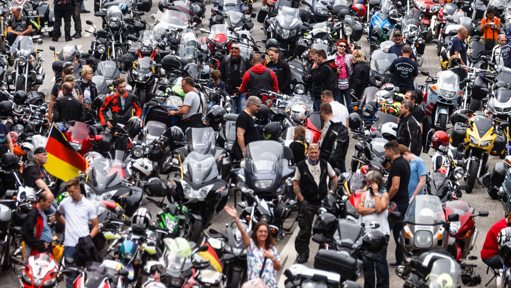 Die Biker parkten ihre Maschinen vor dem Michel
