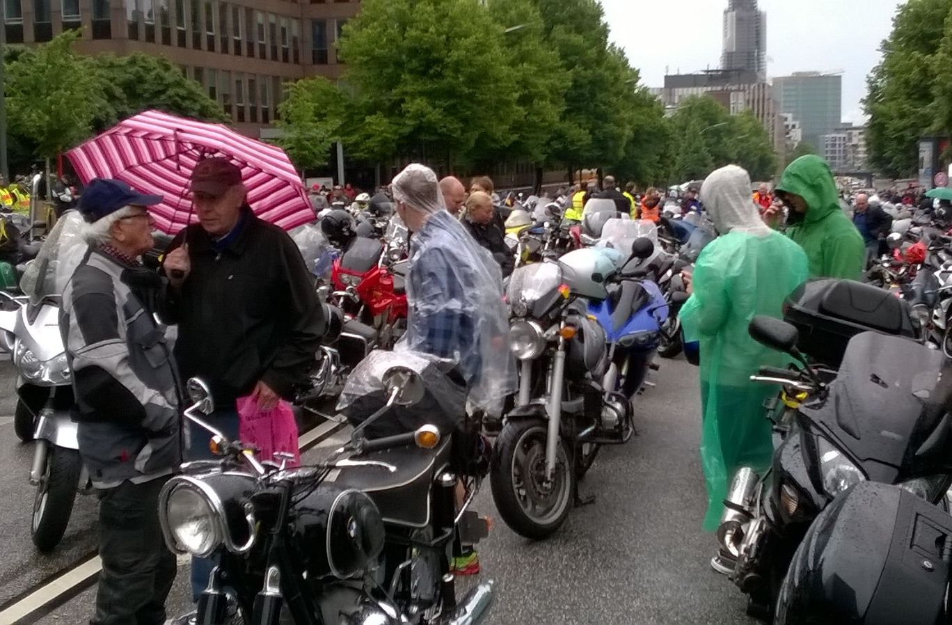 Image - Im Regen tankten die Biker Segen