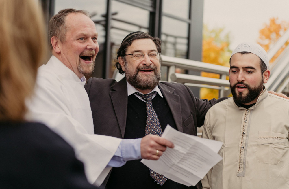 Pastor Stephan Thieme (l.) und Rabbiner Moshe Navon (M.) bringen die Einwohner in Mümmelmannsberg zum Singen. Ihr Projekt "Trimum" verbindet Christen, Muslime und Juden.