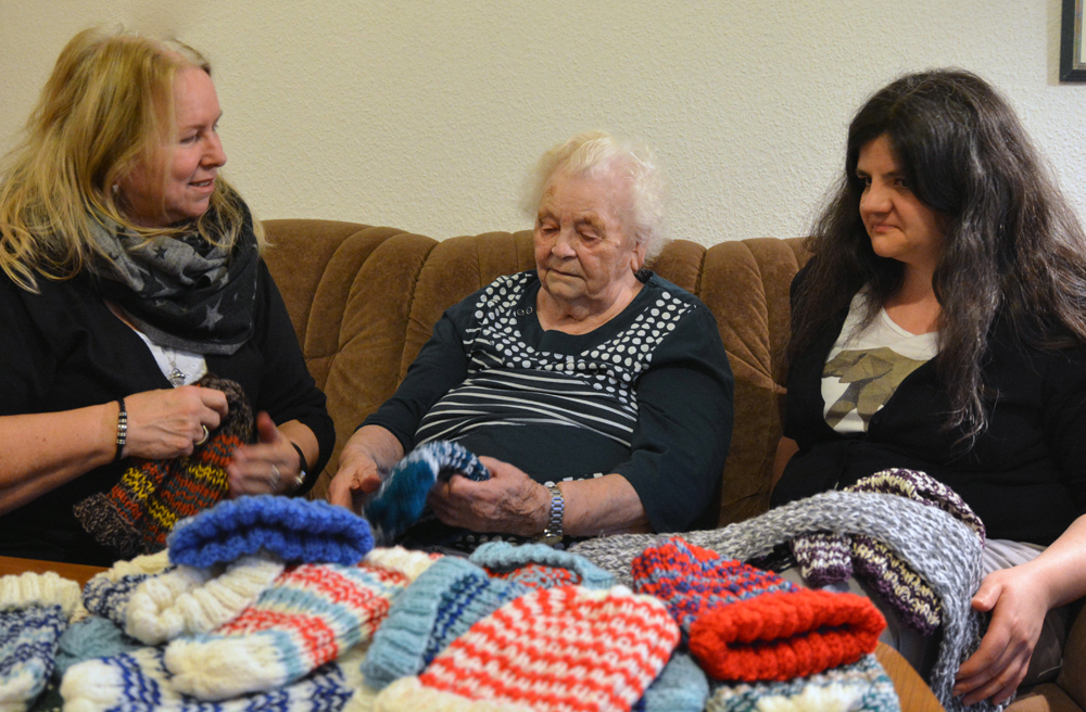 Lisa Döring strickt für Matrosen. Dagmar Delventhal (li.) und Anja Brandenburger-Meier vom Kirchengemeinderat Brunsbüttel versorgen sie mit Wolle