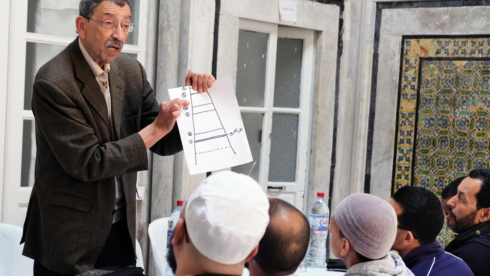 Musiklehrer Fethi Zghonda zeigt, wie zum Gebet gerufen wird