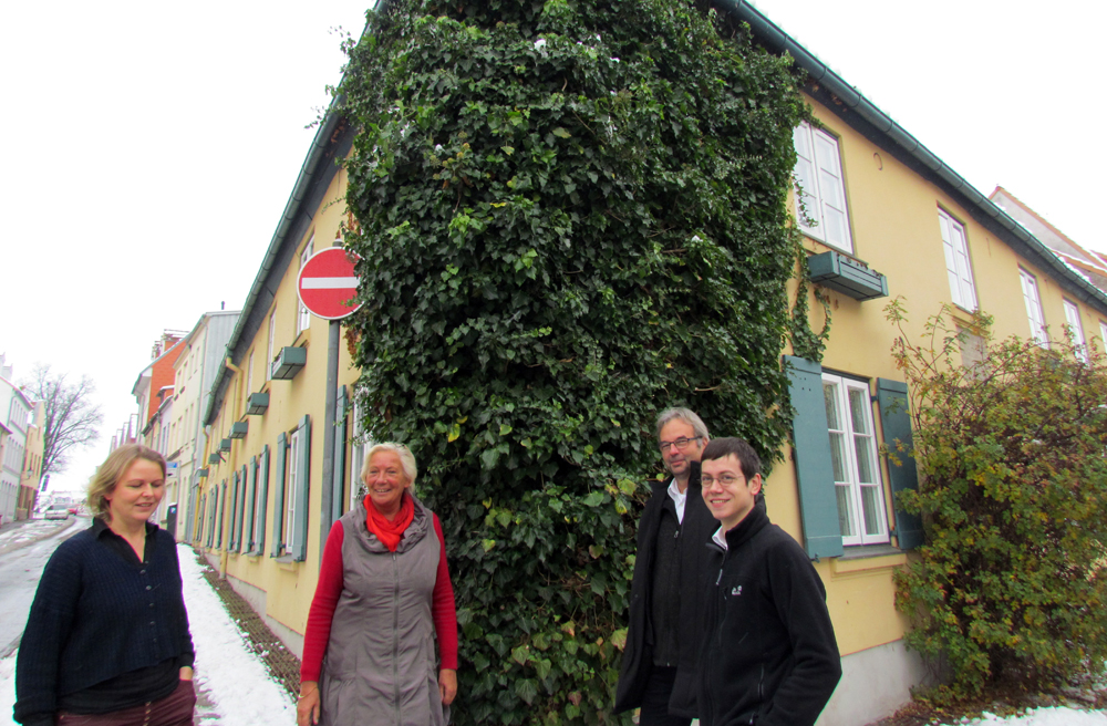 Vor der Baustraße 27 in Wismar: Silke Thomas-Drabon, Meike Schröder, Thorsten Markert und Christian Thadewald