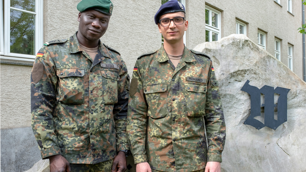 Die Bundeswehrsoldaten Kayode Azeez (28, li.) und Shervon Mohamed