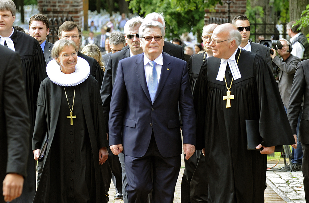 Auf dem Weg zur Nordkirche: Bundespräsident Gauck, umrahmt von Bischöfin Kirsten Fehrs und Bischof Gerhard Ulrich kurz vor dem Gründungsgottesdienst zu Pfingsten 2012