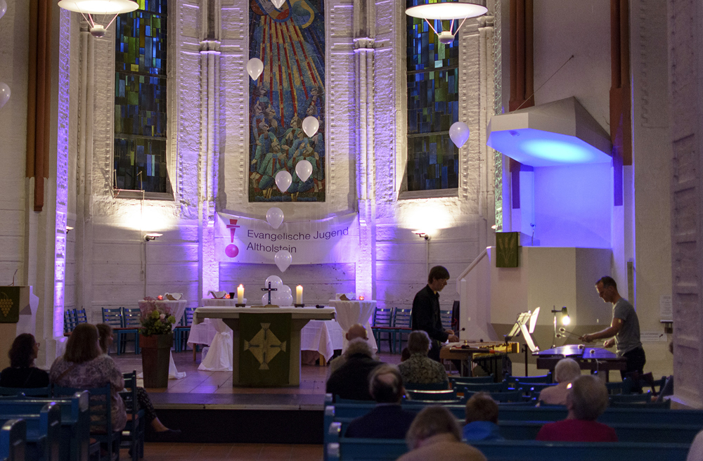 Warmes Licht, Luftballons, flauschige Klangteppich vom Duo Malechi Mallets (rechts unten) mit Marimbaphone und Vibraphone in der Jakobikirche