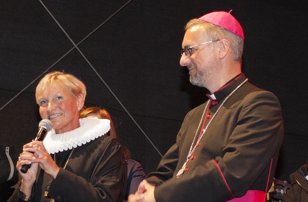 Die evangelische Bischöfin Kirsten Fehrs und der katholische Erzbischof Stefan Heße während der Eröffnung