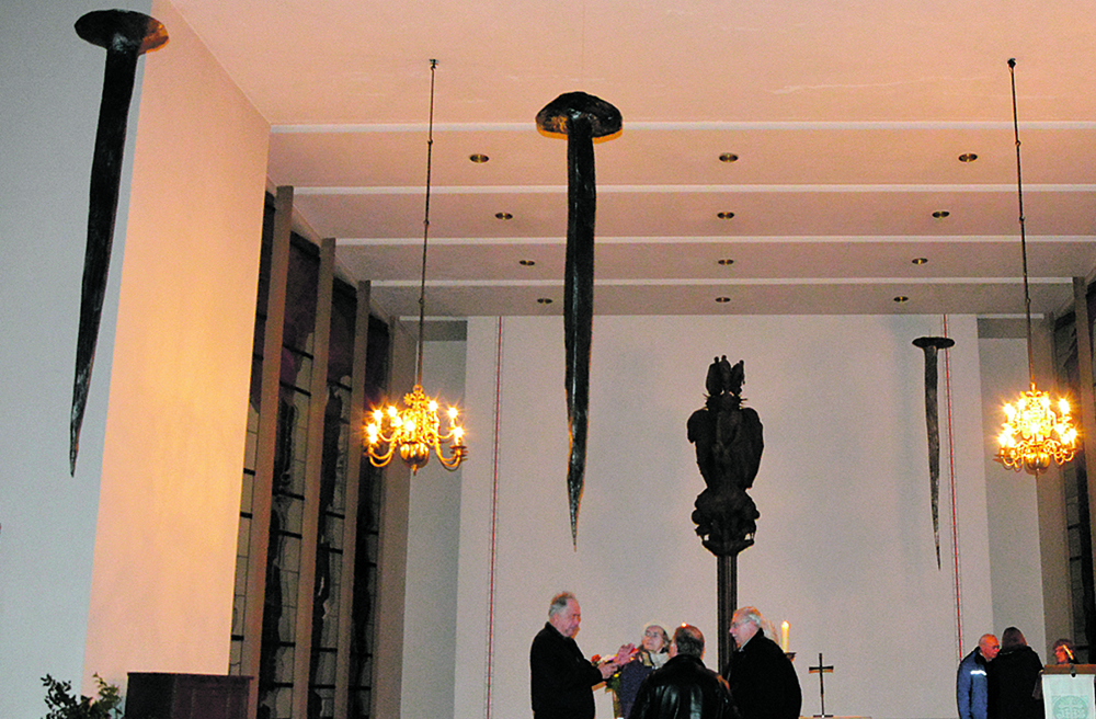 Überdimensional: die Nägel in der Kirche