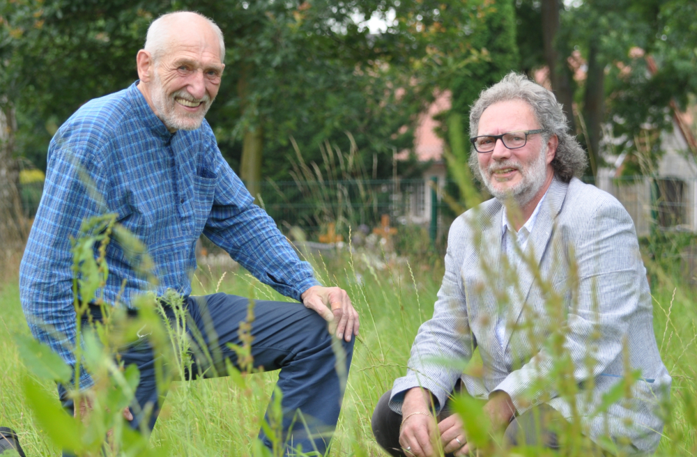 Mitten in der Natur: Kirchenvorsteher Ullrich Haendchen (li.) und Pastor Christof Vetter