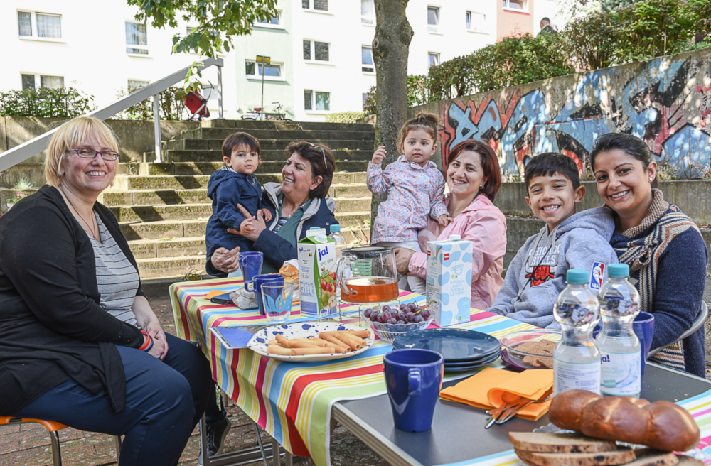 Diakonin Sabine Laskowski (l.) bei einem Picknick mit Müttern aus dem Stadtteil beim Projekt "Gemeinsam unterwegs in Laatzen" vom Bundesprogramm "Demokratie leben!".