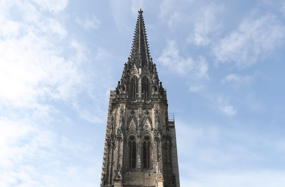 Mit einem neuen Museum erinnert Hamburg im Mahnmal St. Nikolai künftig an den Bombenkrieg in Europa und die Zerstörung der Stadt vor 70 Jahren.