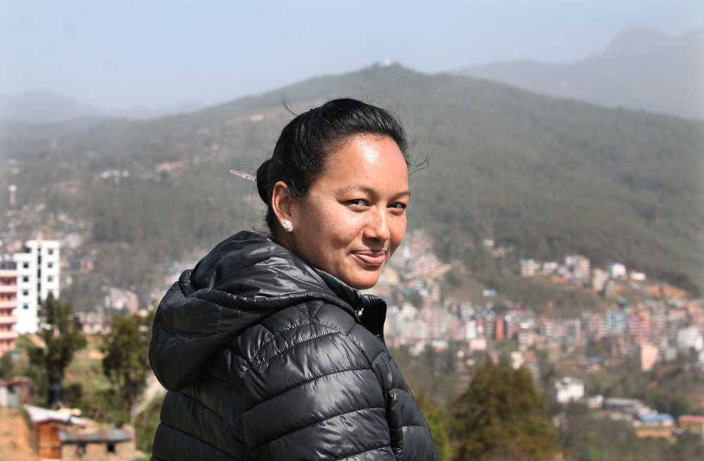 Sozialarbeiterin Nisha arbeitet in einem Kontrollposten in Kinetar, Nepal, den die Hilfsorganisation Plan International eingerichtet hat.