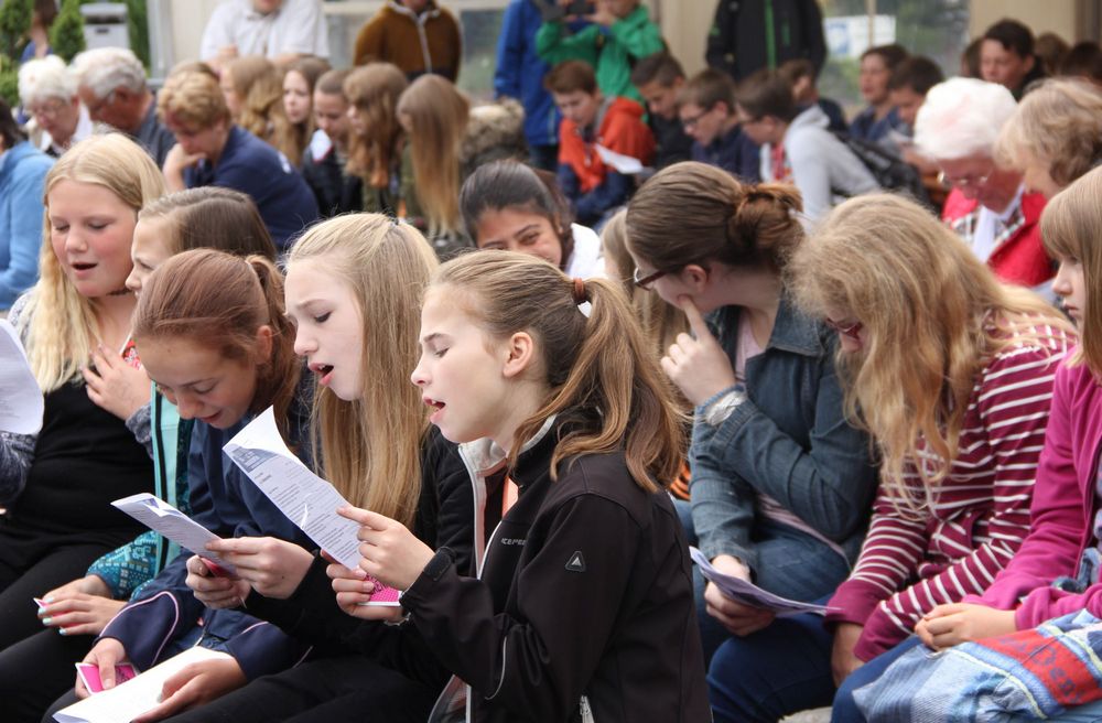 Begeistert singen die Konfirmanden in der Morgenandacht "Leben" mit