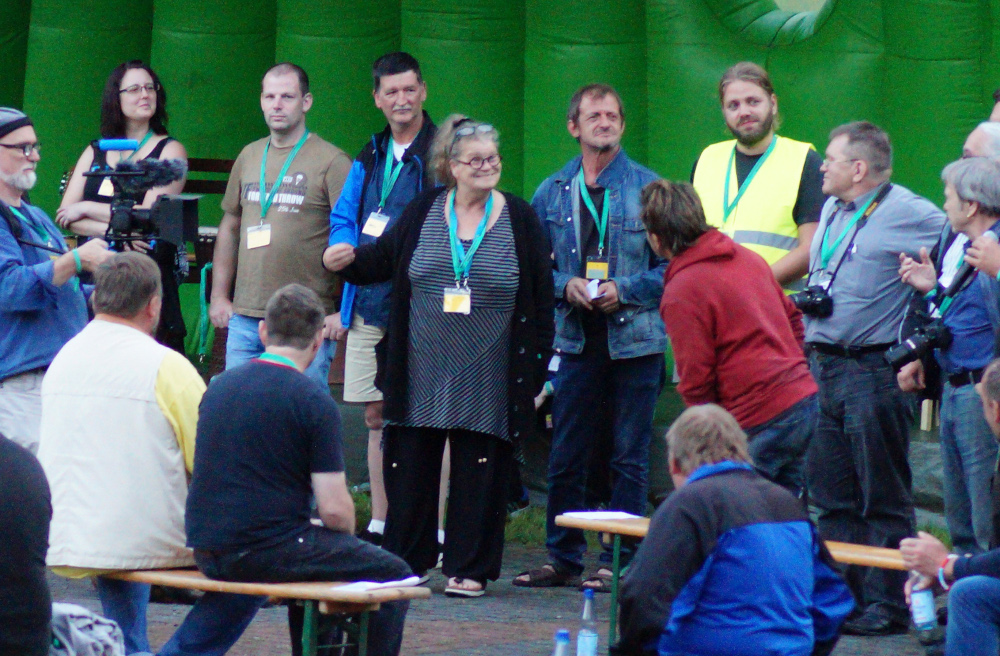 Das Vorbereitungsteam des Wohnungslosentreffens 2017 kam am Ende der Veranstaltung auf die Bühne und erhielt viel Applaus von den Teilnehmern.