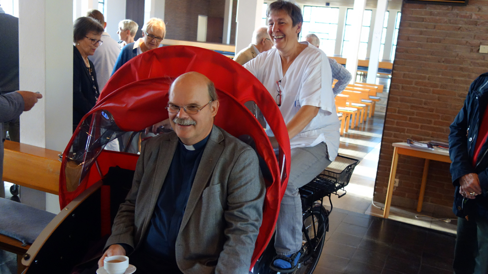 Militärpfarrer Jobst Reller in der Rikscha der Diakoniestation