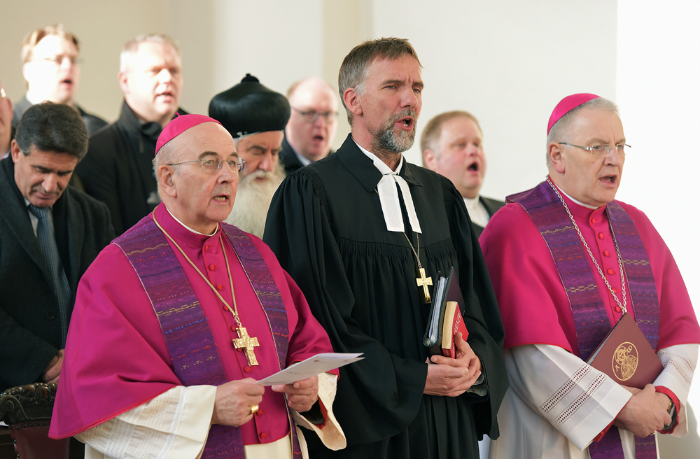 Gemeinsames Singen beim Festgottesdienst (v.l.): Bischof  Felix Genn, Jan Janssen und Weihbischof Heinrich Timmerevers