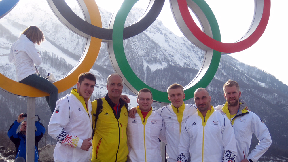 Pastor Thomas Weber (2. v.l.) mit deutschen Bob-Fahrern bei den Spielen in Sotschi 2014