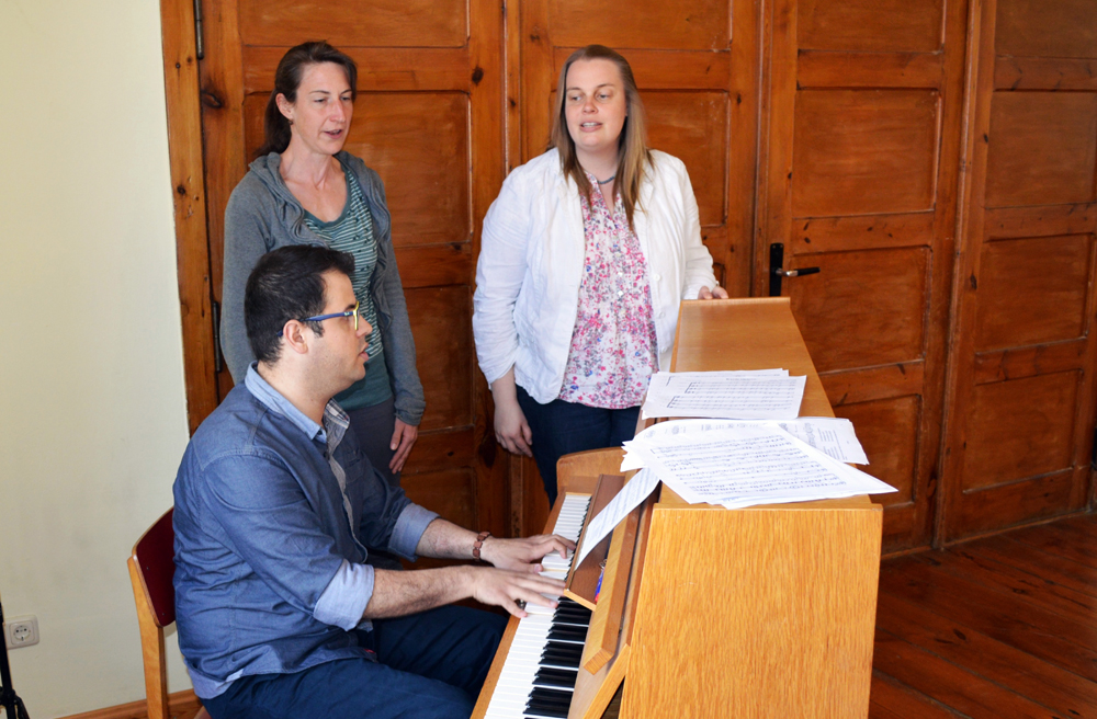 Sarah Bongardt (li.) und Milva Wilkat proben mit Hussain Atfah