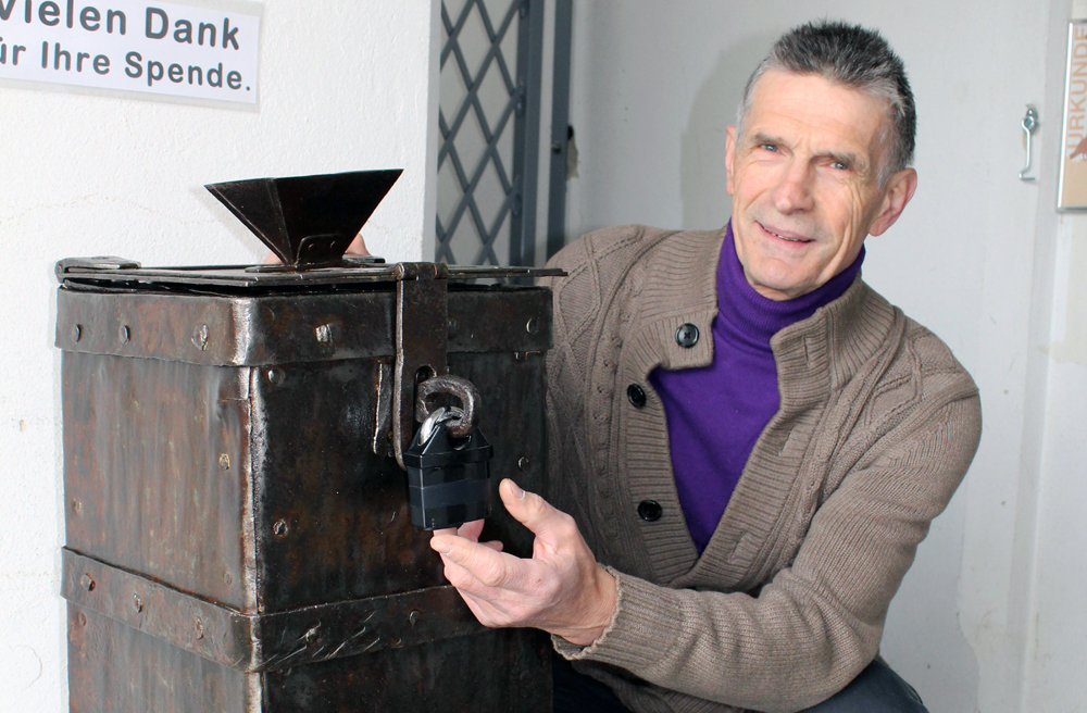 Pastor Erhard Graf hat den Opferstock im Kirchturm gefunden