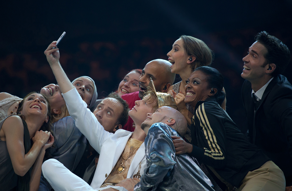 Das Ensemble während der Welt-Uraufführung in Dortmund im Oktober 2015