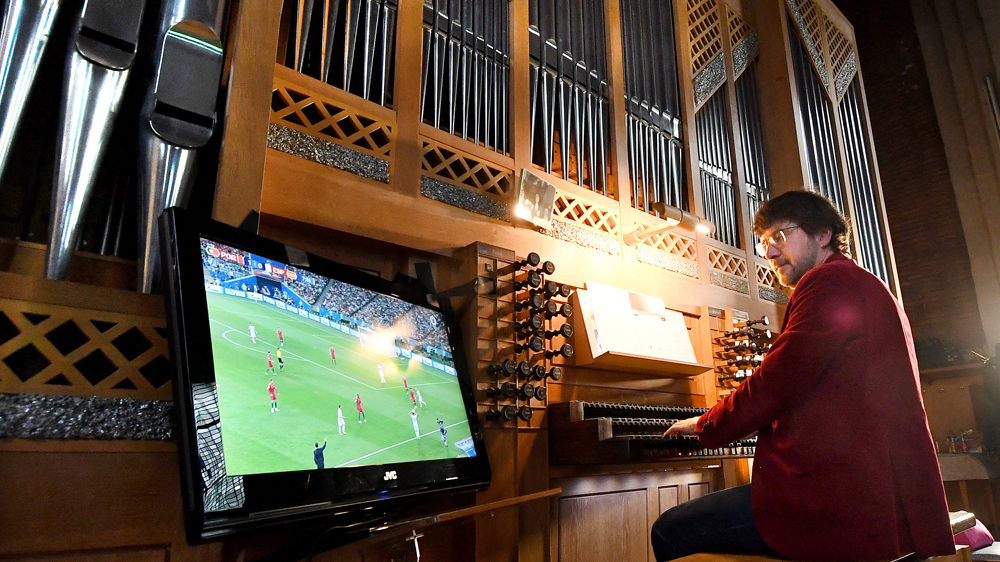 Stephan Graf von Bothmer schaut Fußball und spielt dazu Orgel