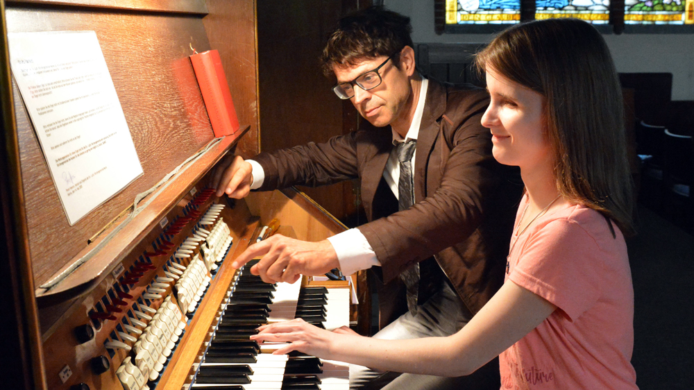 Image - Diese Organistin spielt nur nach Gehör