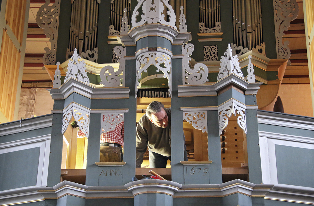 Orgelbauer Frank Stam arbeitet an der historischen Orgel von Oederquart