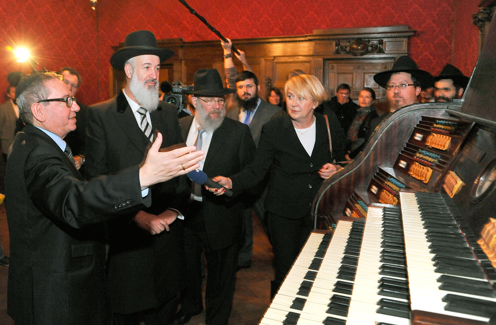 Imposant: Andor Izsak präsentiert die frisch restaurierte Orgel der Villa Seligmann in Hannover (Archivbild)