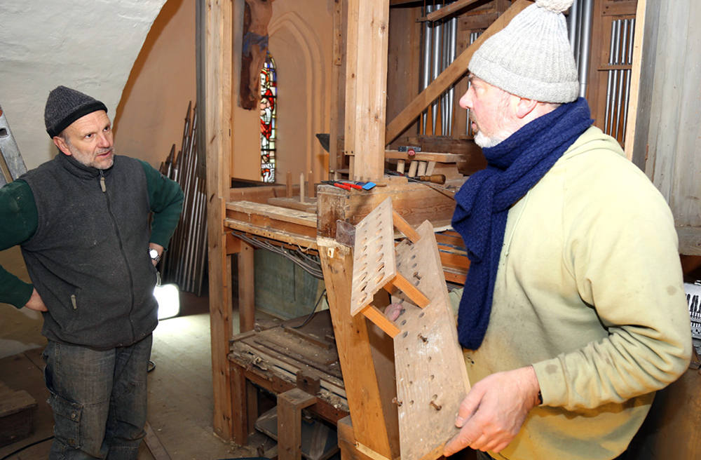 Orgelbaumeister Andreas Arnold (re.) und Kollege Michael Helterhoff bei der Arbeit
