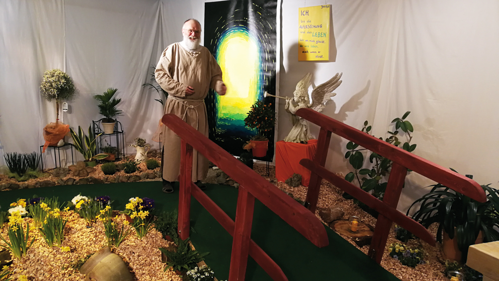 Pastor Manfred Vetter führt durch den Ostergarten