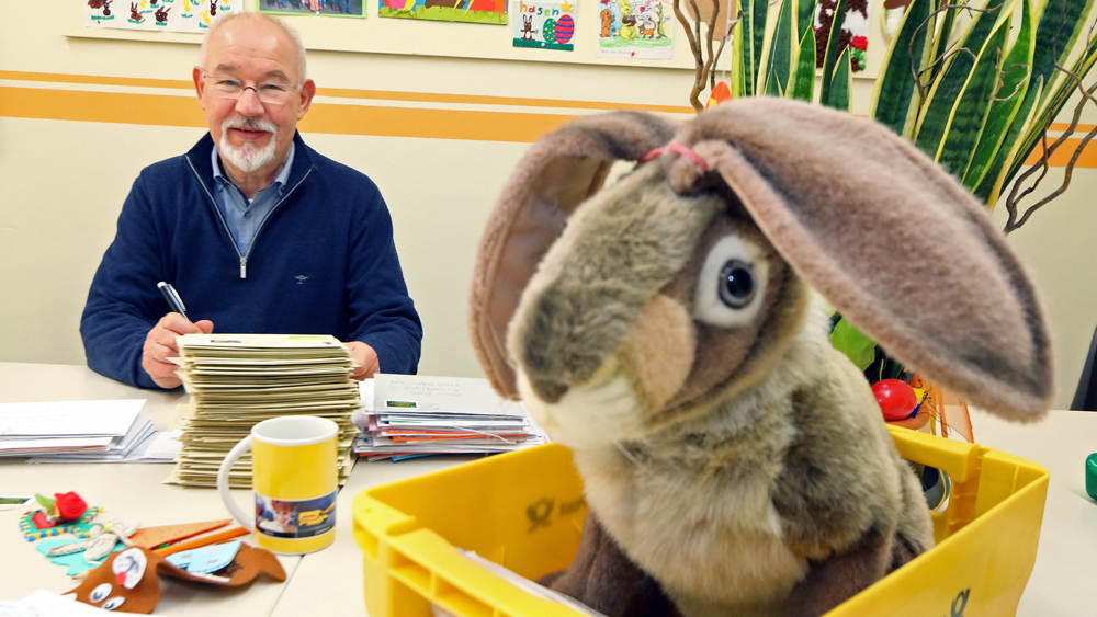 Hans-Hermann Dunker im Osterhasenpostamt