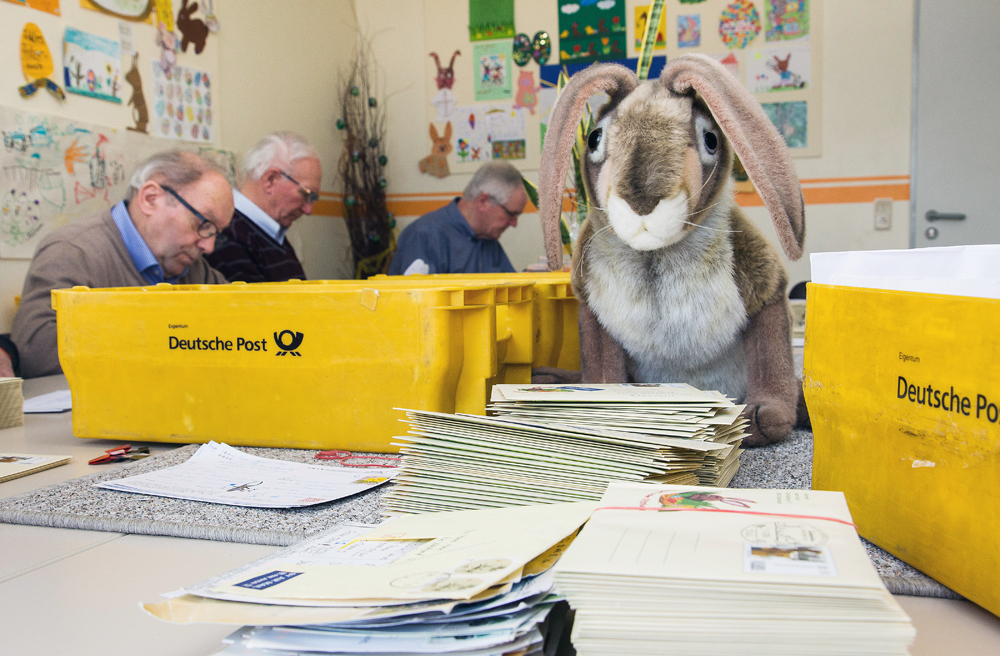 Im Osterpostamt beantworten Helfer Post an den Osterhasen