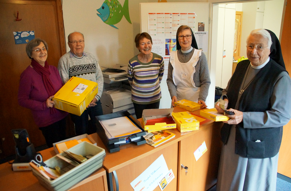 Im Paketshop (v.l.) Elisabeth Mastalir, Siegfried Neumann, Brigitta Schneider, Schwester Maria Magdalena und Schwester Dietmara