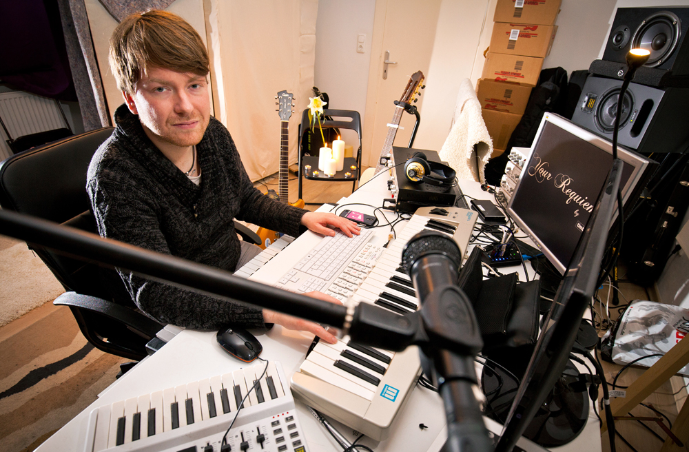 Der Komponist Alexander Paprotny in seinem Tonstudio